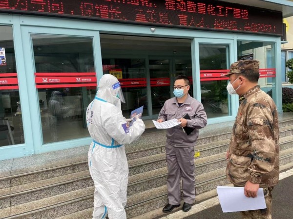 土橋派出所民警向員工發(fā)放反詐傳單。巴南區(qū)公安分局供圖