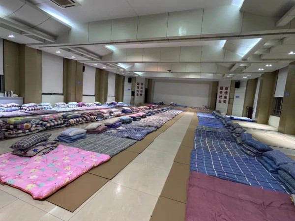 重慶光大產業(yè)有限公司會議室改為臨時宿舍。受訪者供圖