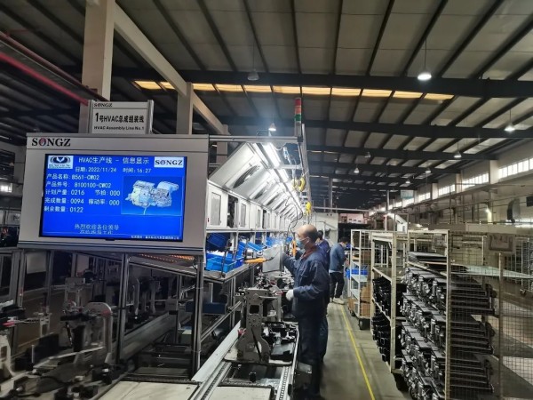 重慶松芝汽車空調有限公司空調箱總裝線生產井然有序。受訪者供圖