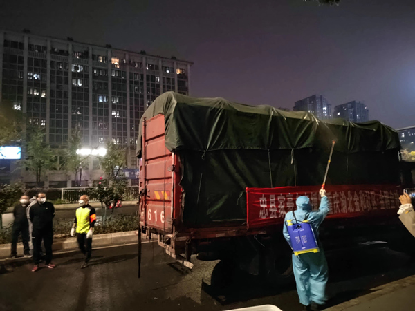 對(duì)剛到的運(yùn)菜車進(jìn)行消殺。劉青海攝