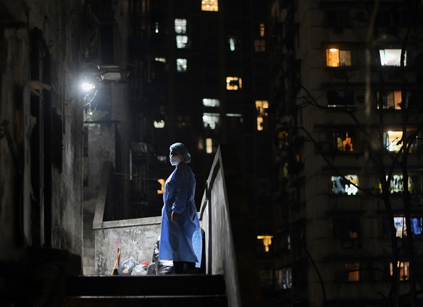 南岸區(qū)南坪街道東路社區(qū)東路八小區(qū)，社區(qū)志愿者徹夜輪流堅(jiān)守在封控區(qū)。郭旭攝