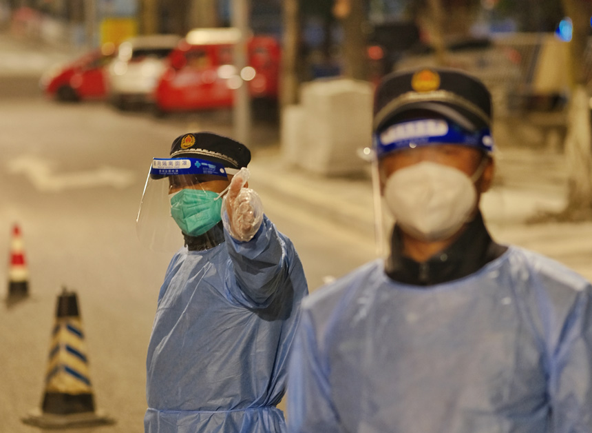 銅元局亞太路路口，城管隊員深夜值守封控區(qū)車輛進出。郭旭攝