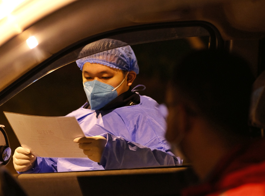 經(jīng)開區(qū)通盛工業(yè)園區(qū)，經(jīng)開區(qū)志愿者在園區(qū)路口檢查通行證，保障園區(qū)安全生產(chǎn)。郭旭 攝