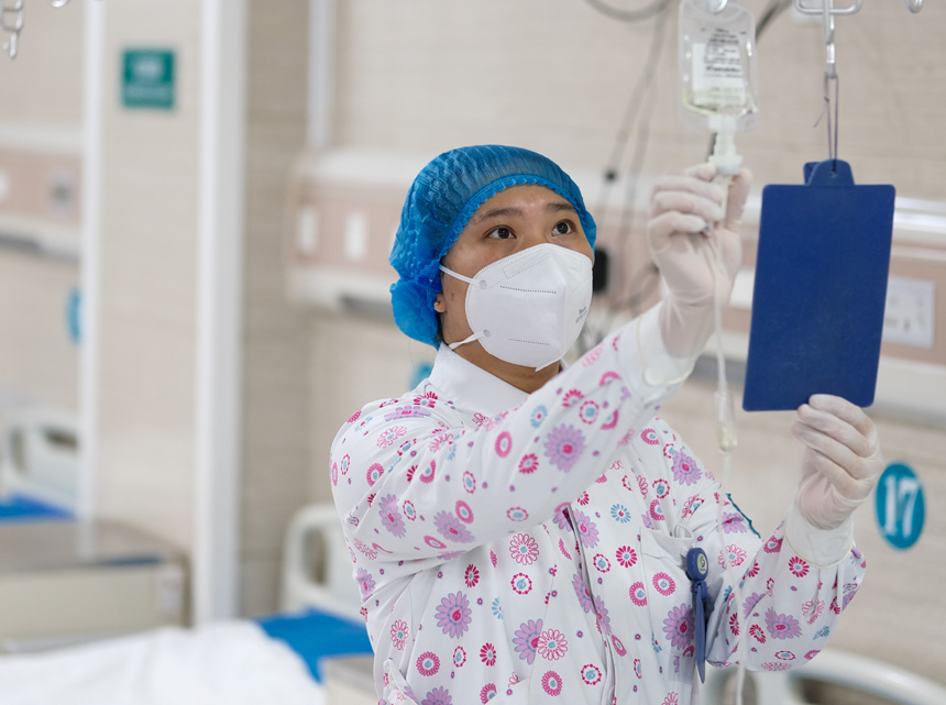 夜晚，東南醫(yī)院急診室，醫(yī)務(wù)人員正在查看患者輸液情況。郭旭攝