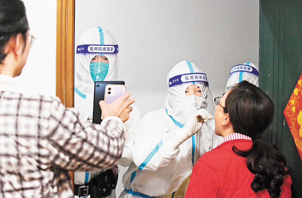 11月26日，渝中區(qū)解放碑街道民生路社區(qū)巴渝世家小區(qū)，醫(yī)務(wù)工作者和樓棟志愿者正上門為居民進(jìn)行核酸采樣。巴渝世家小區(qū)是此次中心城區(qū)實(shí)施全域協(xié)同防控后，劃定的高風(fēng)險(xiǎn)區(qū)，按疫情防控要求，開展了相應(yīng)頻次的核酸檢測(cè)。記者 熊明 攝/視覺重慶