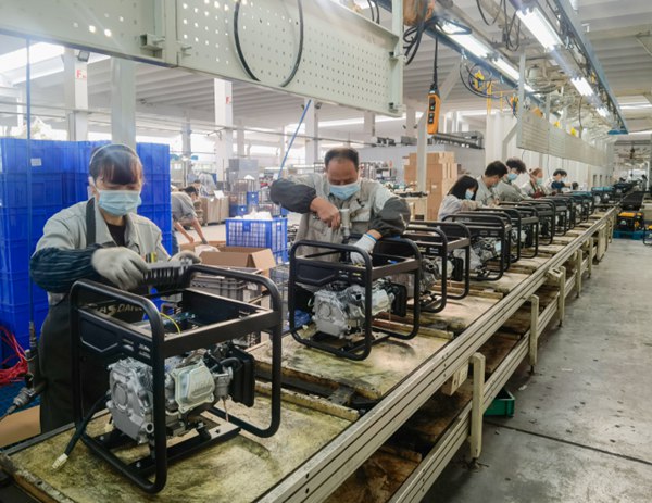 重慶志成機(jī)械有限公司，工人們?cè)谏a(chǎn)線上有序作業(yè)。 西彭園區(qū)供圖
