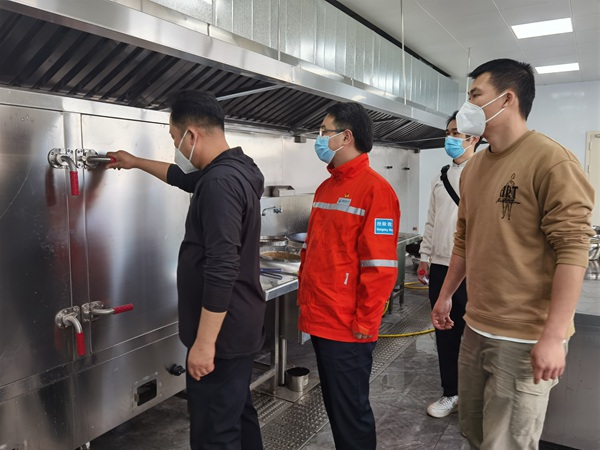 重慶燃?xì)鈨山緦ΜF(xiàn)場用氣設(shè)備進行檢查。燃?xì)饧瘓F供圖