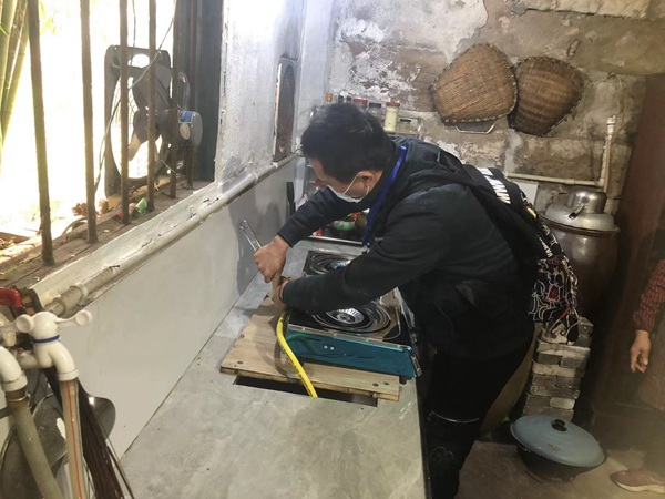 重慶燃?xì)夂洗ü締T工正在為村里用戶通氣。燃?xì)饧瘓F供圖