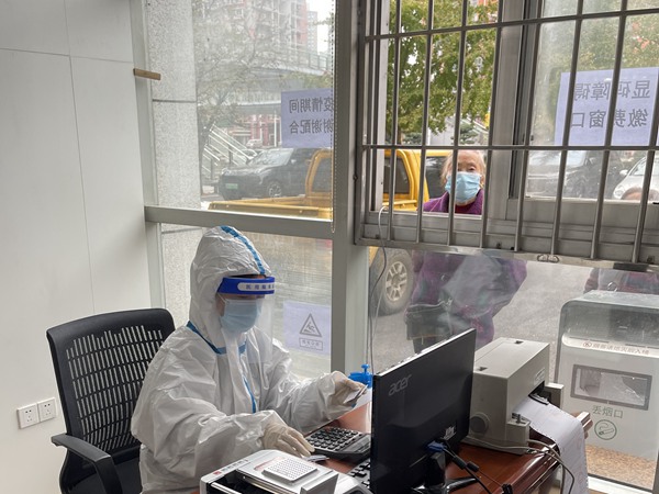 重慶燃?xì)忾L南公司工作人員正在顯碼障礙窗口為群眾服務(wù)。燃?xì)饧瘓F供圖