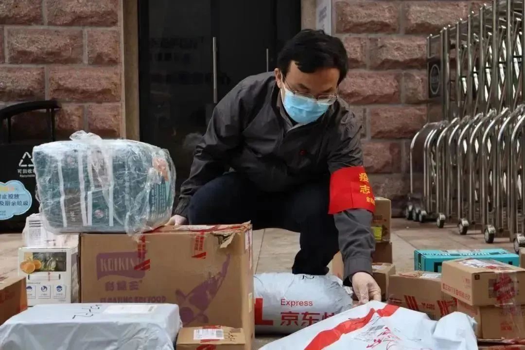志愿者幫居民配送快遞。兩江新區(qū)人和街道供圖