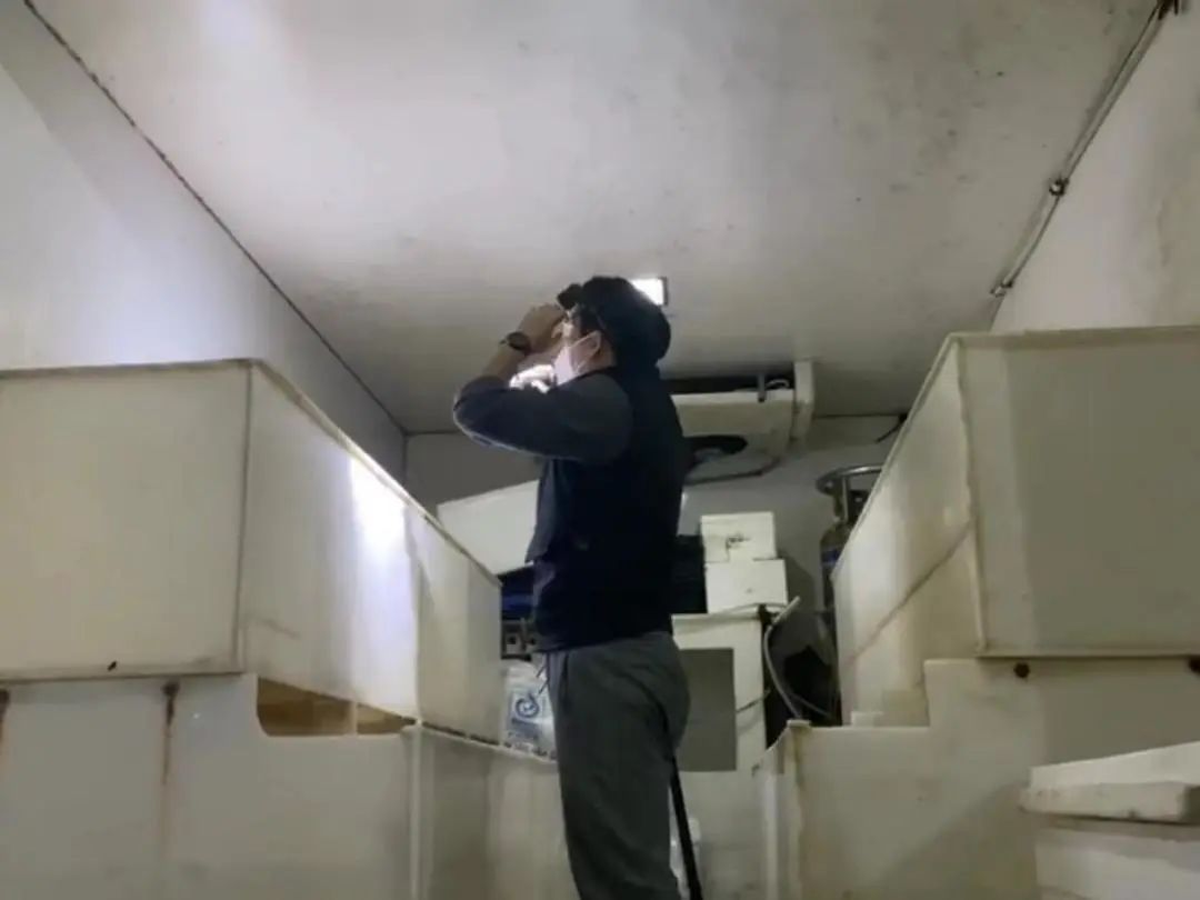 邱郎在查驗(yàn)水產(chǎn)暫養(yǎng)箱鹽度。叮咚買菜供圖