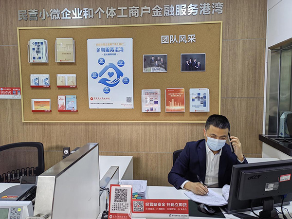 重慶農(nóng)商行江津分行客戶經(jīng)理王勝電話指導客戶通過“云簽約”辦理貸款手續(xù)。重慶農(nóng)商行供圖