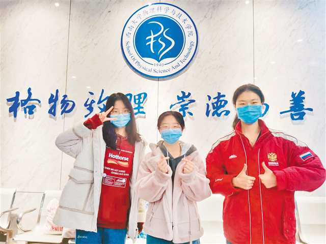 十一月二十九日，西南大學學子收到學校老師送來的冬衣。（受訪者供圖）