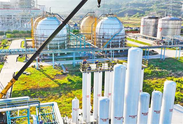 十一月二十八日，位于萬盛經(jīng)開區(qū)平山工業(yè)園區(qū)的東方希望集團萬盛煤化公司，員工在進行技改施工，為完成全年生產(chǎn)任務沖刺。連日來，該工業(yè)園區(qū)實施閉環(huán)生產(chǎn)，員工在崗率達百分之九十八。特約攝影 曹永龍\視覺重慶