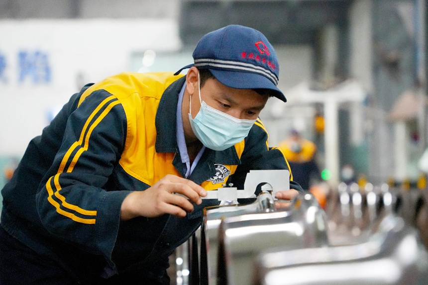 重慶西車輛段輪軸裝修工正在進(jìn)行輪對(duì)檢測(cè)。吳晉超攝