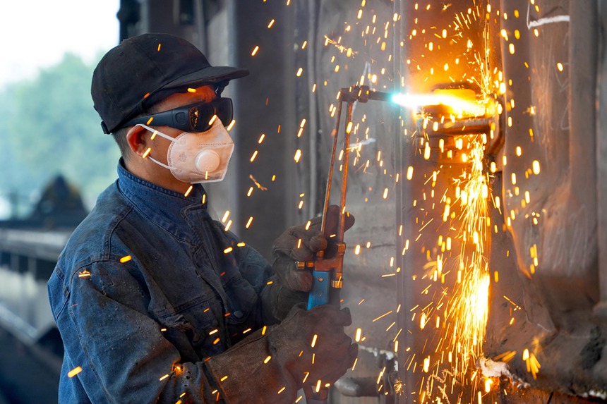 重慶西車輛段車輛鉗工正在進(jìn)行車鉤狀態(tài)檢查。吳晉超攝
