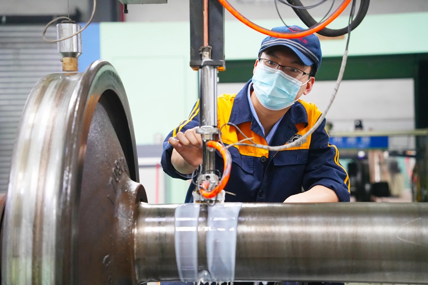 重慶西車(chē)輛段車(chē)輛鉗工正在進(jìn)行車(chē)鉤狀態(tài)檢查。吳晉超攝