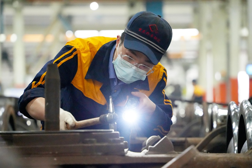 重慶西車輛段質(zhì)檢員正在進(jìn)行轉(zhuǎn)向架落成檢查。吳晉超攝