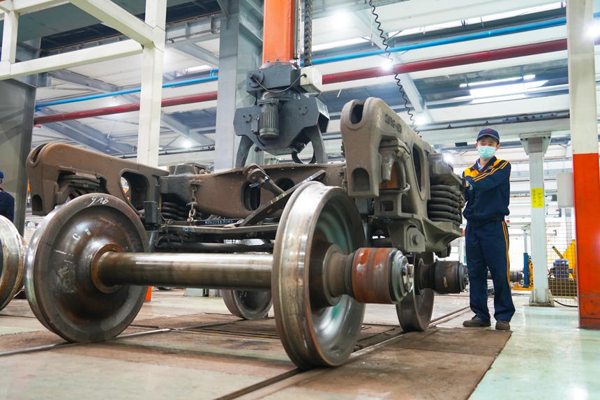 重慶西車(chē)輛段車(chē)輛鉗工正在進(jìn)行轉(zhuǎn)向架組裝作業(yè)。吳晉超攝