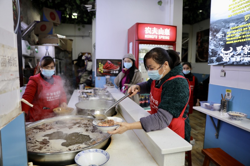 重慶渝北區(qū)仙桃街道的餐飲店恢復營業(yè)。胡瑾攝