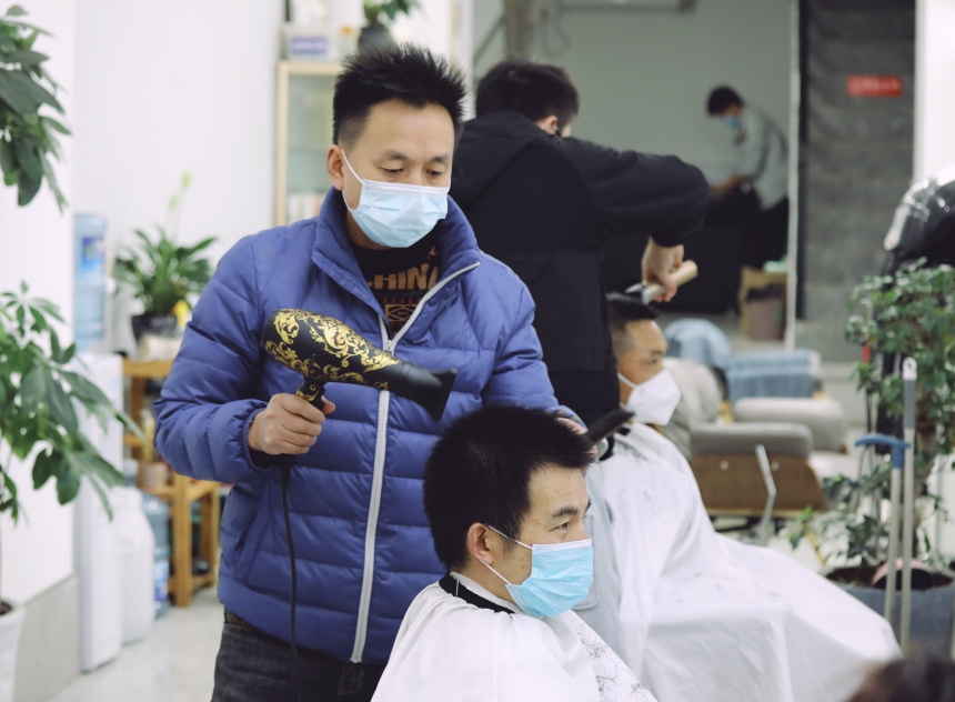 在沙坪壩區(qū)覃家崗步行街，一理發(fā)店為市民提供服務(wù)。郭思云攝