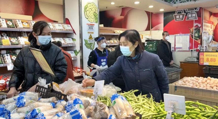 重百新世紀百貨北碚一店，市民正在超市內(nèi)有序購物。向金城攝