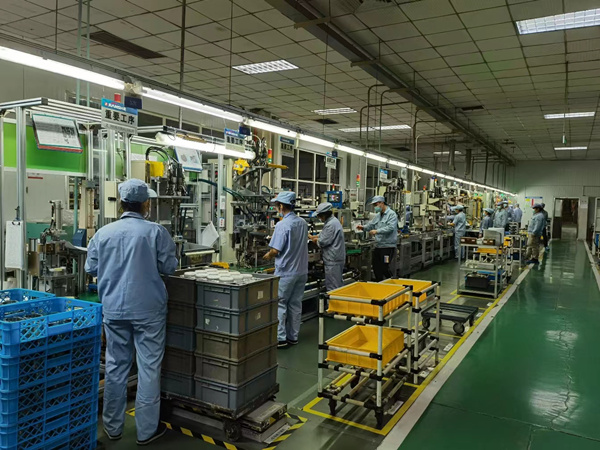 九龍坡重慶建設(shè)車用空調(diào)器有限公司順利復(fù)產(chǎn)。九龍坡區(qū)經(jīng)信委供圖