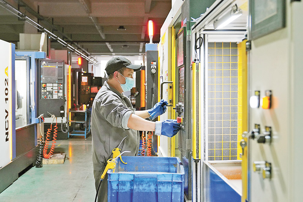 十二月二日，北碚區(qū)蔡家重慶三華工業(yè)有限公司生產(chǎn)車間，工人在生產(chǎn)線上忙碌。特約攝影 秦廷富/視覺重慶