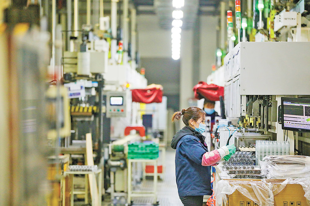 十二月二日，重慶高新區(qū)曾家鎮(zhèn)重慶市旺成科技股份有限公司生產(chǎn)車(chē)間，工人們正加緊趕訂單。通訊員 雷健 攝/視覺(jué)重慶