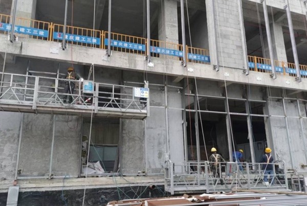 人和項目進行外立面施工作業(yè)?？堤锛瘓F供圖