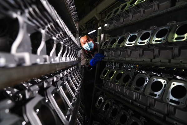 在北碚區(qū)蔡家重慶三華工業(yè)有限公司生產(chǎn)車間，生產(chǎn)工人在生產(chǎn)線上忙碌。秦廷富攝