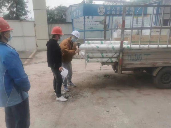 在復(fù)工的美心地產(chǎn)工地，工作人員對(duì)進(jìn)出人員及物資進(jìn)行檢查。企業(yè)方供圖