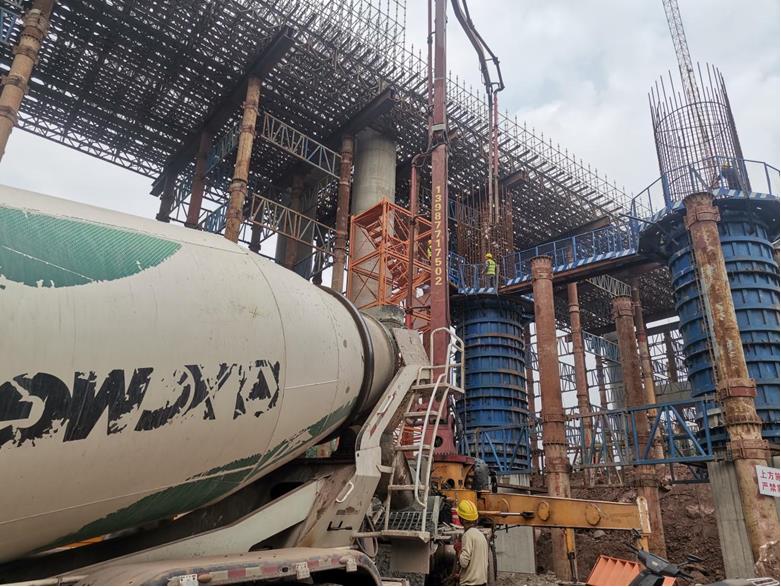 陶家隧道一縱線立交主線橋墩柱砼澆筑。重慶城投建設公司供圖