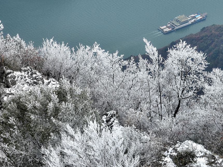 長(zhǎng)江三峽巫峽兩岸銀裝素裹。王正坤攝