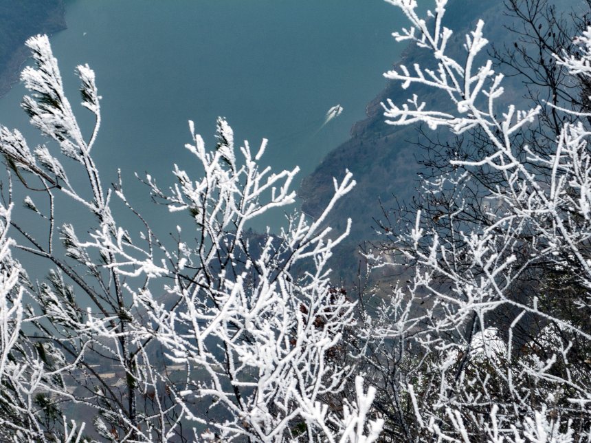 長(zhǎng)江三峽巫峽兩岸銀裝素裹。王正坤攝