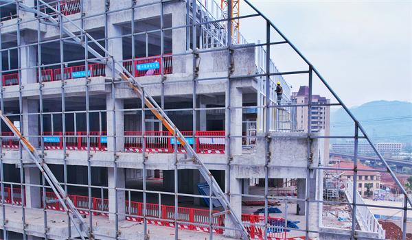 工人們正在進(jìn)行龍骨噴漆。中建七局西南公司供圖