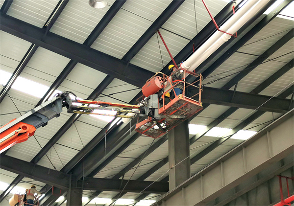 工人正在安裝墻皮檁條。中建七局西南公司供圖