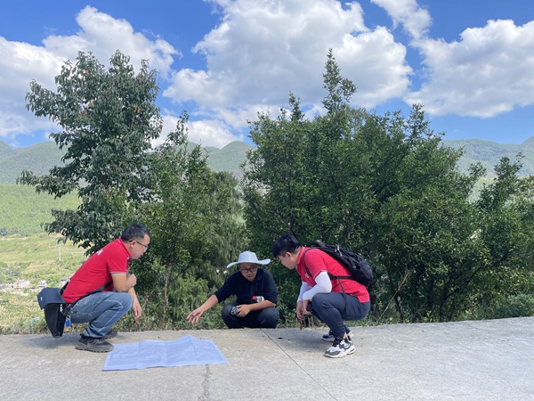 《馬路邊的討論》國慶期間，一次巡查后，川東南公司資環(huán)院技術(shù)負(fù)責(zé)曾勇和技術(shù)骨干曹志遠(yuǎn)、劉亞就地在馬路邊上討論起了地災(zāi)防治工作。潘笑天攝