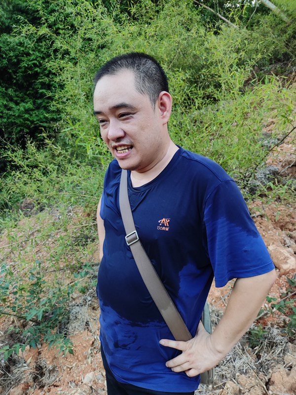 《汗流浹背》。8月2日，重慶一三六地質(zhì)礦產(chǎn)有限責(zé)任公司駐守隊(duì)員對(duì)萬(wàn)盛區(qū)萬(wàn)東鎮(zhèn)突發(fā)變形跡象進(jìn)行現(xiàn)場(chǎng)調(diào)查，汗水濕透衣背。楊勇強(qiáng)攝