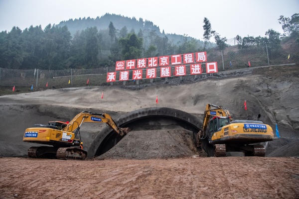 成達(dá)萬(wàn)高鐵重慶段光明隧道施工現(xiàn)場(chǎng)。成達(dá)萬(wàn)高速鐵路有限責(zé)任公司供圖
