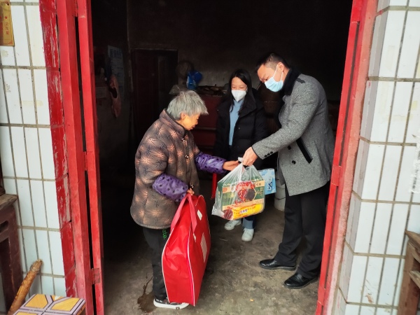 幫扶干部為脫貧戶送去生活物資。黃道剛攝