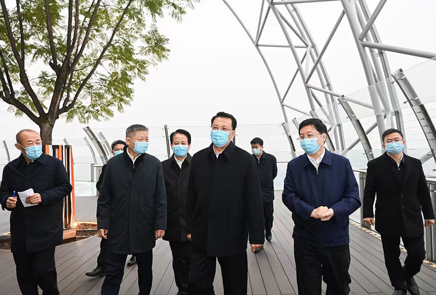 12月12日下午，在來福士廣場頂層，市委書記袁家軍聽取朝天門片區(qū)改造工程等情況介紹。記者 蘇思 攝/視覺重慶