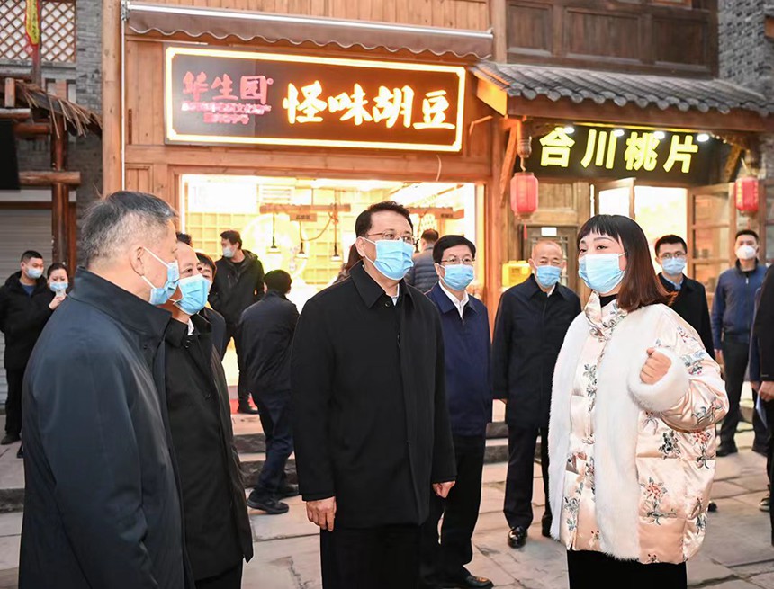 12月12日下午，在渝中區(qū)十八梯，市委書記袁家軍實地考察街巷風(fēng)貌，并同商戶交流。記者 蘇思 攝/視覺重慶