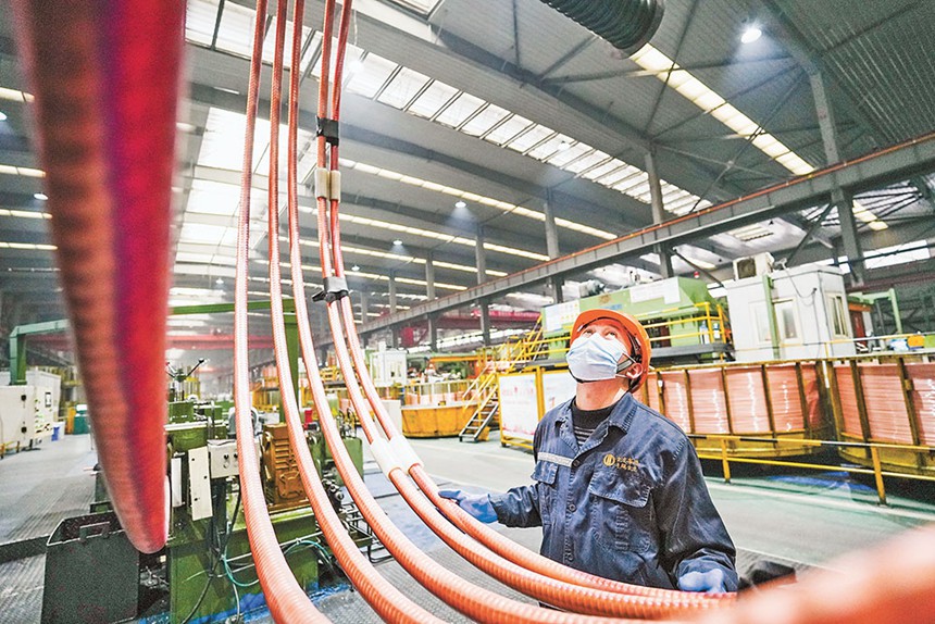 12月13日，位于萬州區(qū)的重慶平湖金龍精密銅管有限公司生產(chǎn)車間，工人正在引導(dǎo)銅管。目前，該企業(yè)在做好疫情防控的前提下，加足馬力生產(chǎn)，沖刺年度任務(wù)。記者 謝智強(qiáng) 攝/視覺重慶