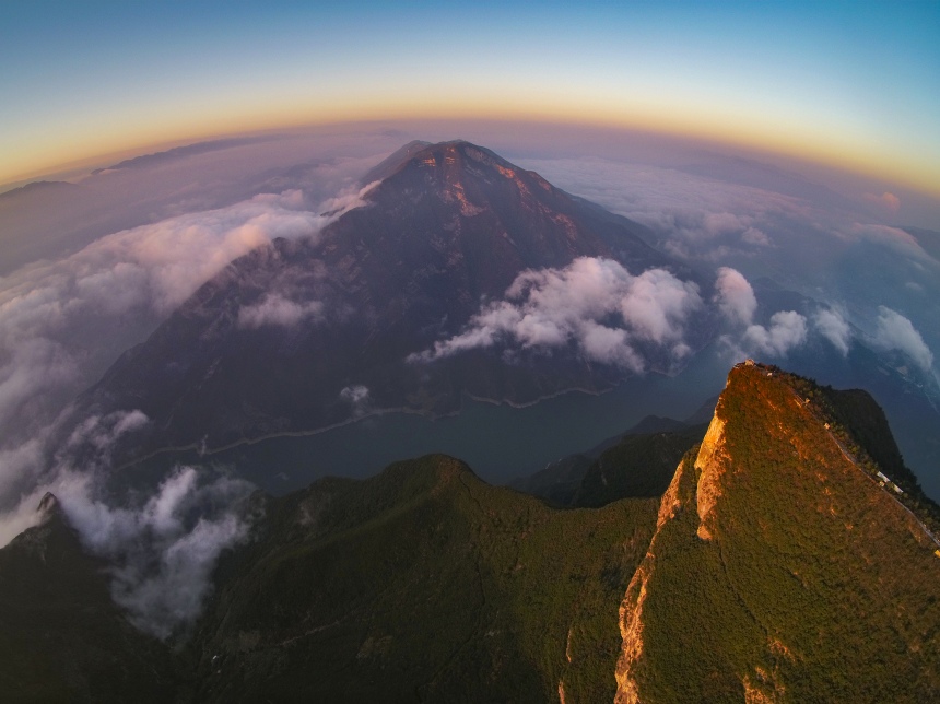 長江瞿塘峽一帶景色宜人，秀美如畫。王正坤攝