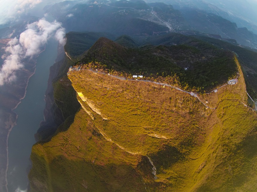 長江瞿塘峽一帶景色宜人，秀美如畫。王正坤攝