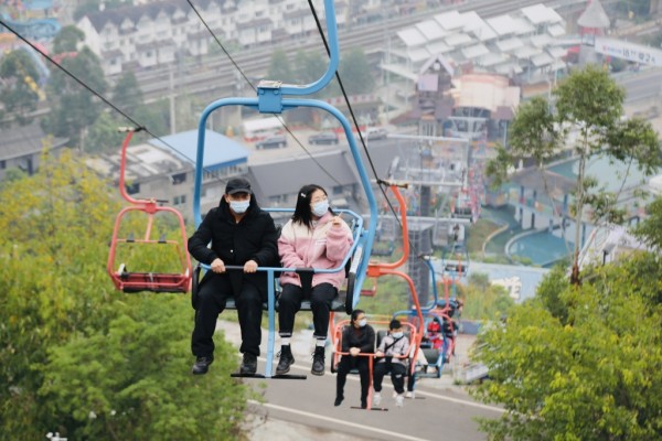 美心紅酒小鎮(zhèn)索道迎客來(lái)。受訪者供圖
