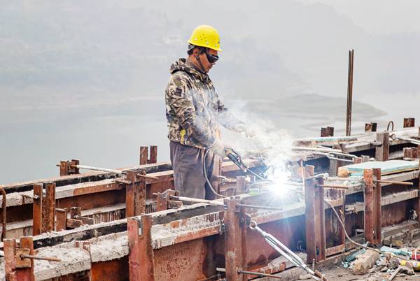 焊接人行道路基模架。余鴻攝