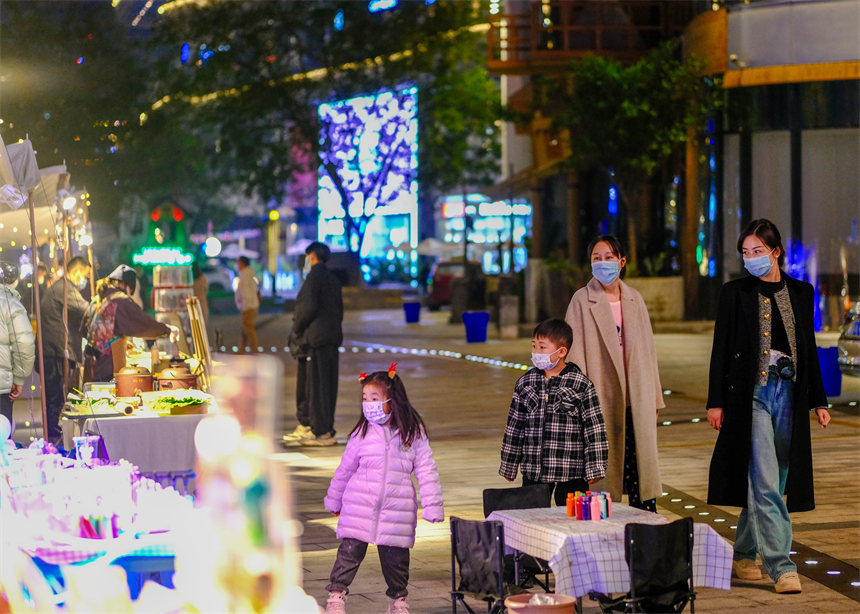 集市熙熙攘攘，人頭攢動。郭旭攝