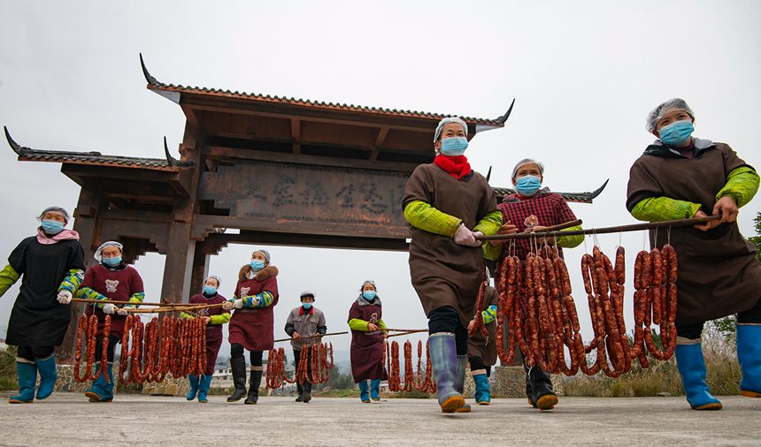 村民在寒風(fēng)中忙晾曬。?冉孟軍攝